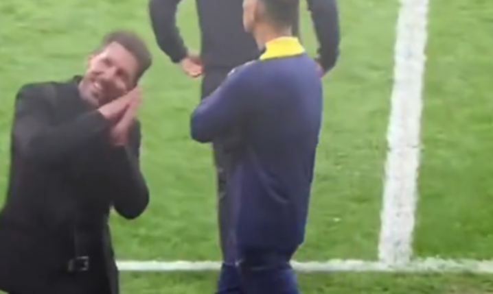 GESTY Diego Simeone w stronę kibiców Barcelony xD [VIDEO]